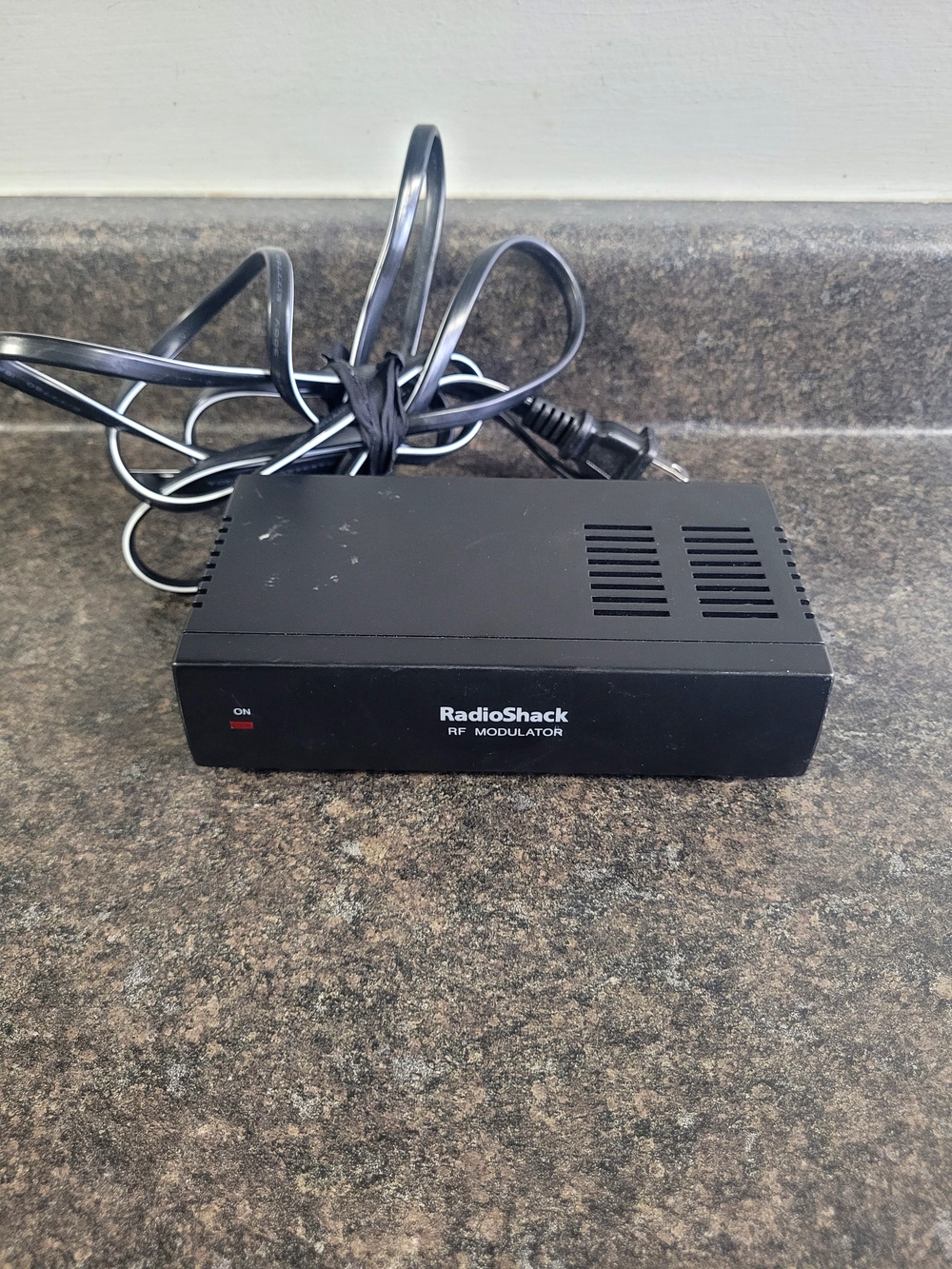 RadioShack RF Modulator 15-1214V AV to Coaxial S-VIDEO RCA Channel 3/4